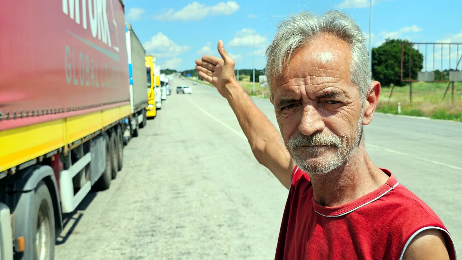 Edirne’den Bulgaristan’a açılan Hamzabeyli Sınır Kapısı’nda, Türkiye'nin ihraç ürünlerini Avrupa ülkelerine taşıyan TIR'lar yine kilometrelerce kuyruk oluşturdu. 